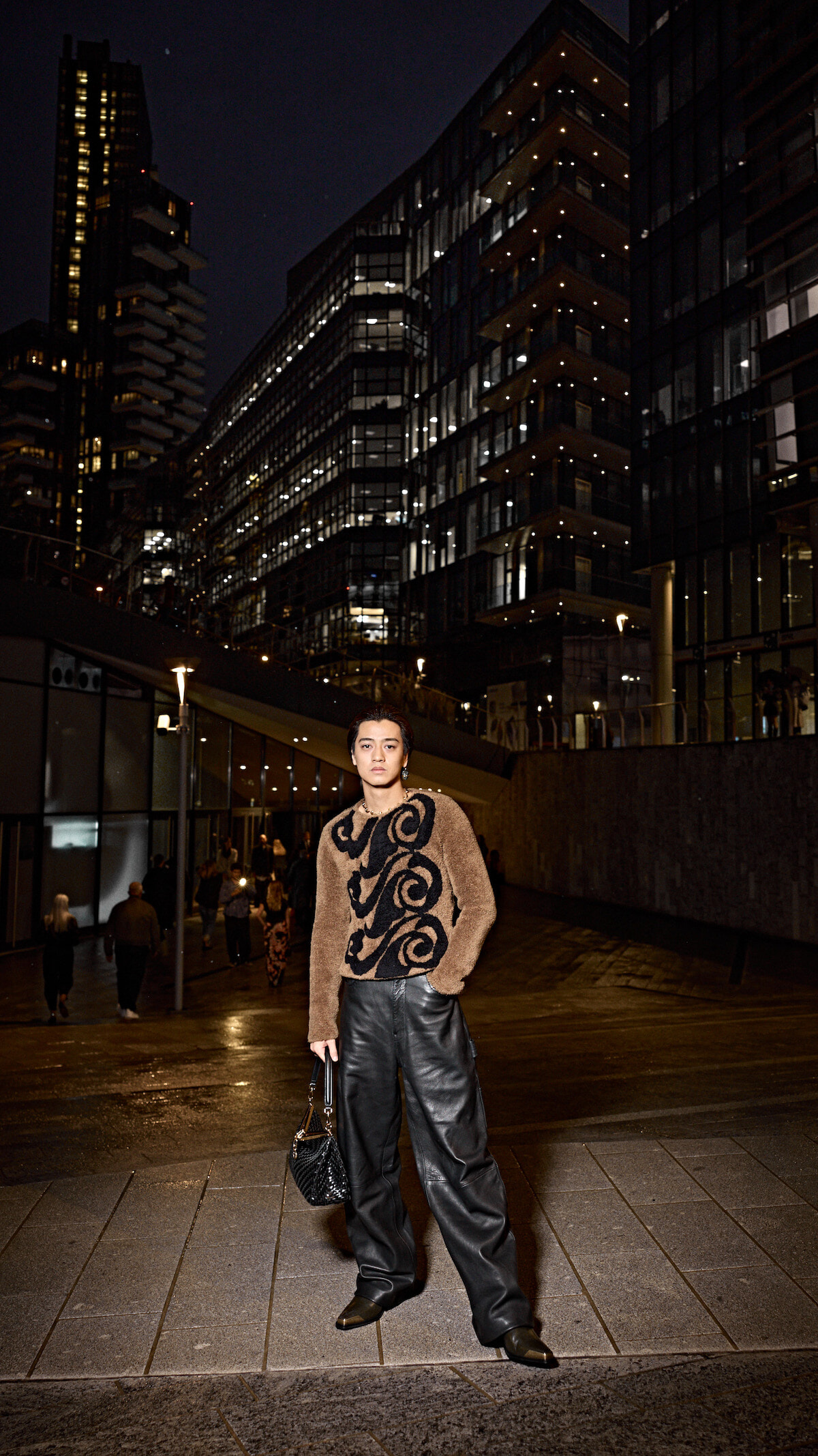 モードな装いで注目を集める。King & Prince 髙橋海人がエトロの